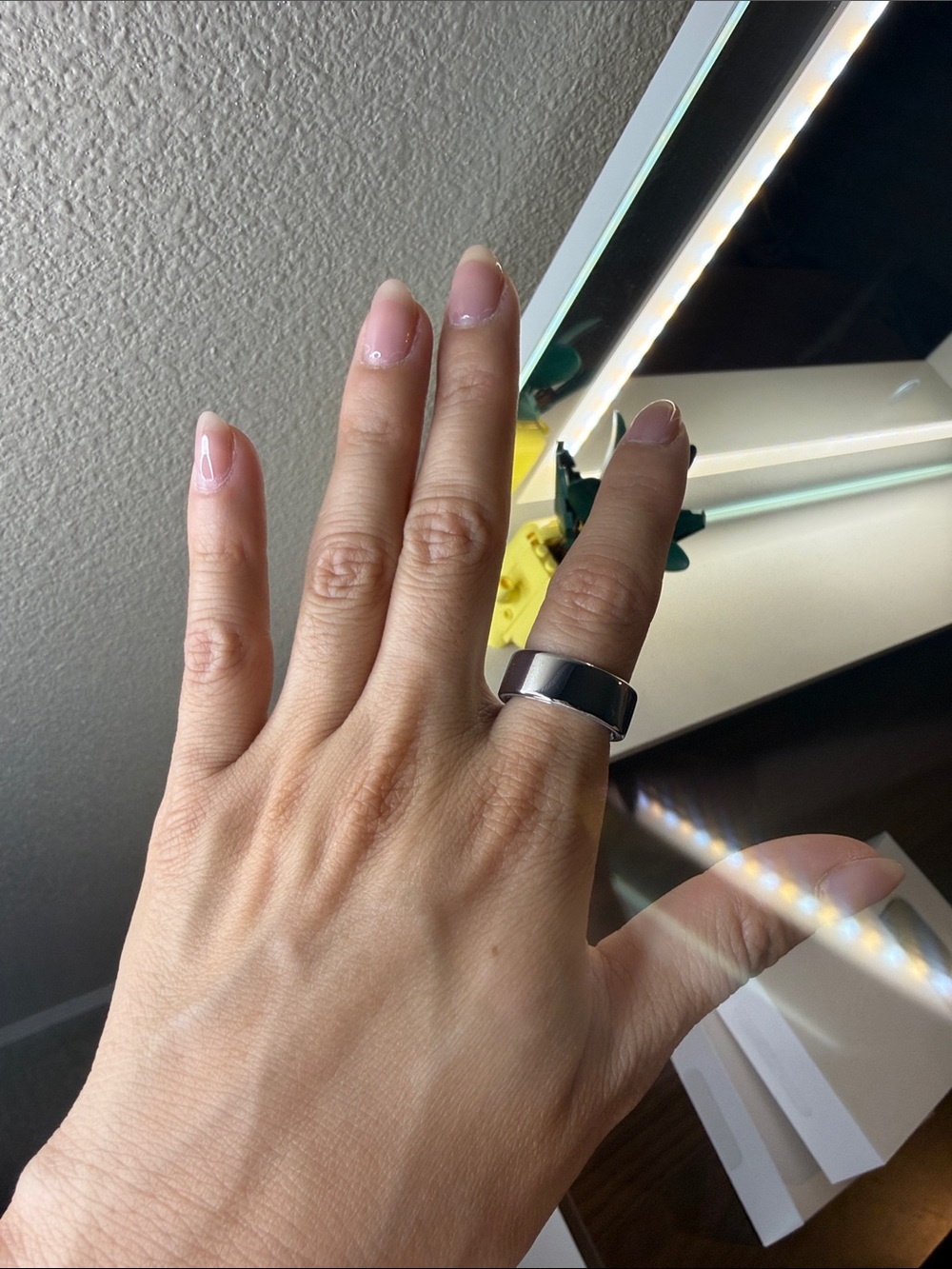 Oura Ring 4 Silver - Size 6 - Picture 8 of 8